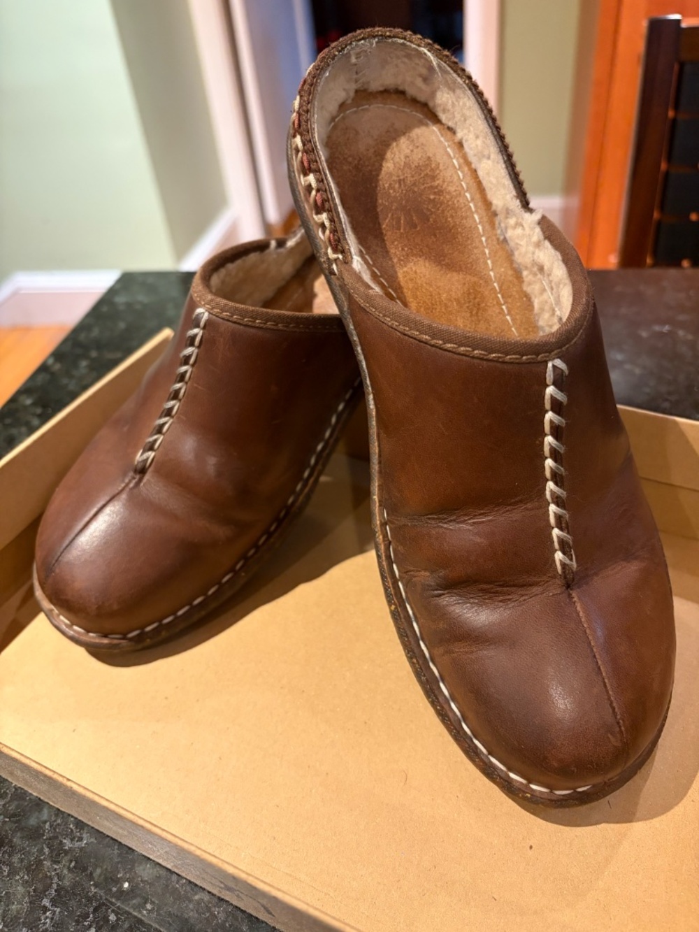 UGG Womens Gaucho Leather Sherpa Lined‎ Clog Shoes Size 8